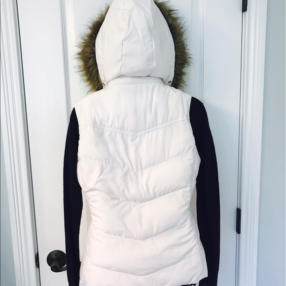 🎉 Banana Republic White Vest with Fur Hood! 🎉 - Picture 3 of 5